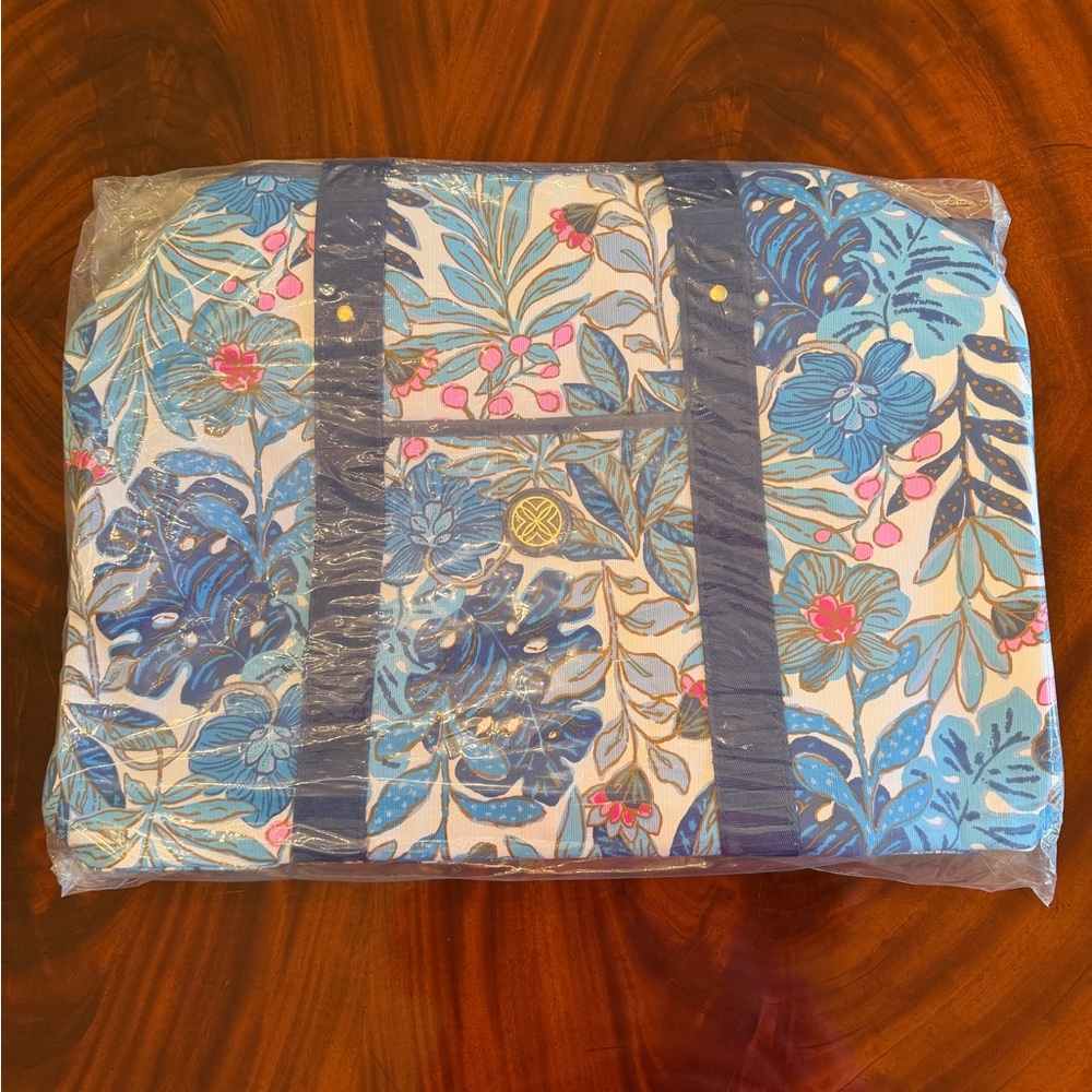 Lilly Pulitzer Originals Duffle - Best Fronds Forever - Picture 14 of 16